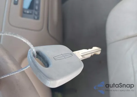 2002 Lincoln Town Car Executive z USA, uszkodzony, nr VIN 1LNHM81W12Y620302